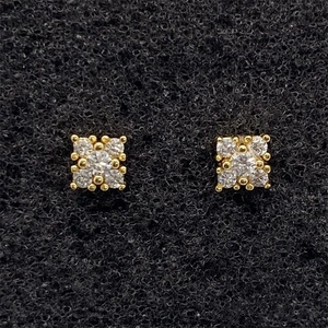 Détail macro des boucles d'oreilles carrées en argent S925 doré avec cinq zircons blancs