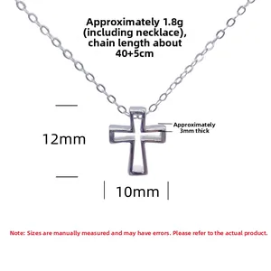 Détail macro du pendentif croix creuse en argent S925 avec dimensions et poids indiqués