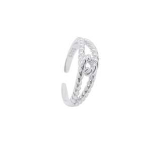 Vista macro dell'anello a nodo in argento sterling S925 con punzonatura e consistenza