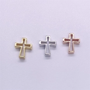 Détail des pendentifs croix ajourés en finitions or, argent et or rose poli