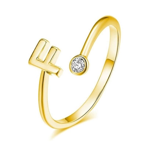 Detail eines verstellbaren Goldrings mit Zirkonia-Kristall und Buchstaben F