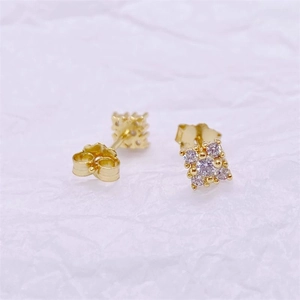 Détail de boucles d'oreilles en argent S925 doré serties de cinq pierres zircons