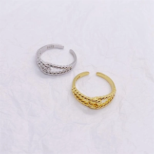 Dettaglio di anelli a nodo in argento sterling S925 oro e argento con incisione marchio