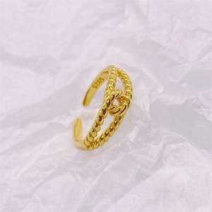 Dettaglio macro dell'anello a nodo in argento S925 placcato oro con trama vintage