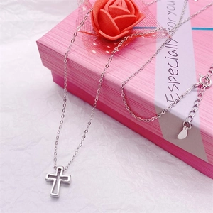 Collier croix évidée en argent sterling S925 minimaliste dans une boîte cadeau rose