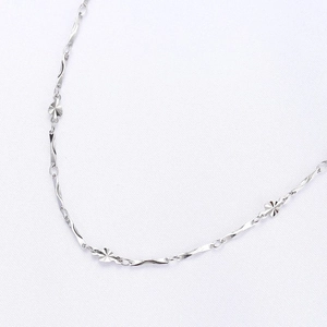 Close-up of S925 sterling silver chain featuring twisted links and floral facet charms
