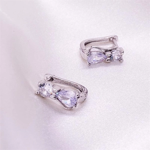 Elegante S925 Silber Katzenohrringe mit Zirkonia im Birnenschliff und Schleifenmotiv