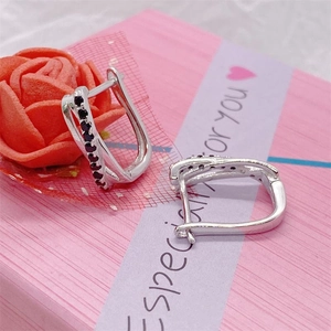 Boucles d'oreilles géométriques en argent S925 avec zircons noirs en forme de U