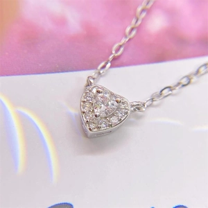 Vue macro du pendentif cœur en argent S925 avec cristaux pavés et chaîne fine élégante
