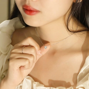 Ensemble élégant collier cœur en argent sterling S925 et bague portés par mannequin