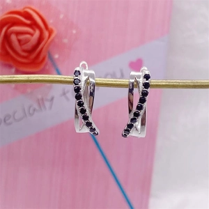 Boucles d'oreilles S925 en argent avec zircons noirs, design croisé sur fond cadeau
