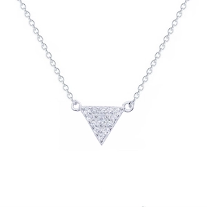 Vue détaillée du pendentif triangle en argent S925 serti de zircons cubiques