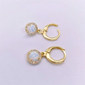 Dettaglio di orecchini in argento S925 placcato oro con opale e diamanti alon