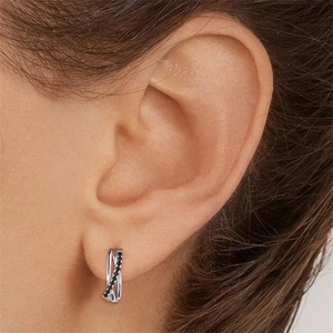 Détail de boucles d'oreilles S925 argent à double ligne serties de zircons noirs
