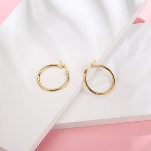 Détail de boucles d'oreilles créoles polies en argent S925 plaqué or avec fermoirs sécurisés