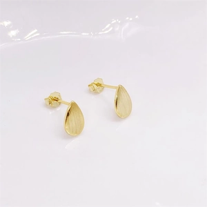 S925 sterling silver teardrop stud earrings with gold plating and brushed metal finish