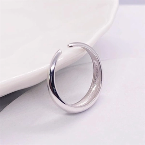 Anello regolabile minimalista in argento sterling S925 lucido su vassoio di ceramica bianca