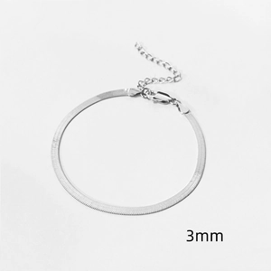 Gros plan détaillé du bracelet chaîne serpent argenté de 3mm avec fermoir mousqueton