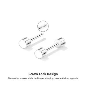 Dettaglio di orecchini in argento S925 con design di chiusura a vite sicura e pratica