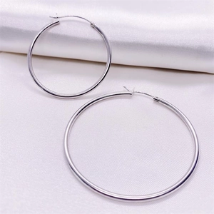 Créoles minimalistes en argent sterling S925 avec finition polie sur fond de soie blanche