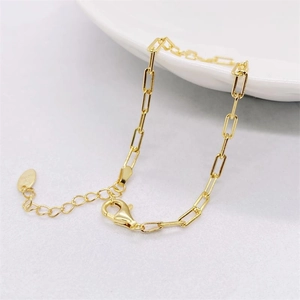 Dettaglio del bracciale a graffetta in argento sterling S925 placcato oro con moschettone