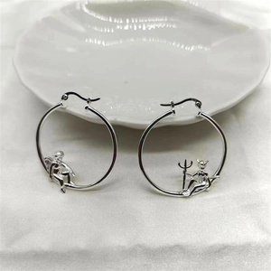 S925 Sterling Silber Creolen mit detaillierten Engel- und Dämonenanhänger Charms