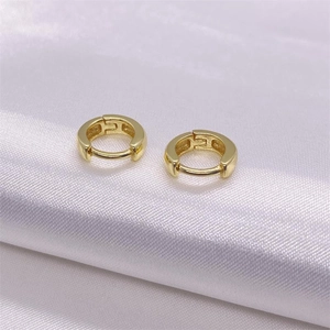Créoles articulées minimalistes en argent S925 plaqué or sur tissu en soie blanche