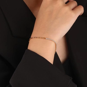 Détail du bracelet en argent S925 avec maille trombone et pavé de zircons brillants