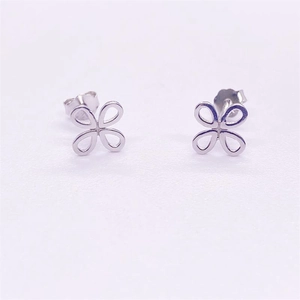Minimalist S925 sterling silver hollow four-leaf clover stud earrings with polished finish