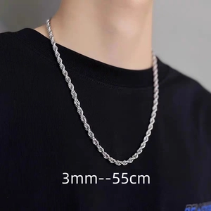 Vue détaillée du collier chaîne corde argentée de 3mm porté sur modèle, longueur 55cm
