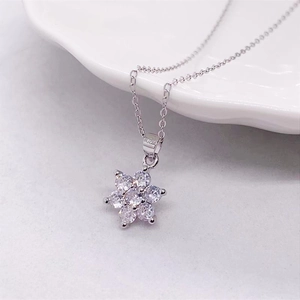 Sparkling S925 sterling silver snowflake pendant necklace with cubic zirconia