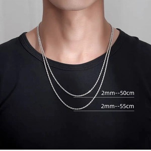 Gros plan de chaînes torsadées en argent de 2mm en longueurs de 50cm et 55cm sur un modèle