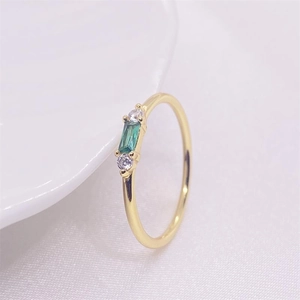 Bague minimaliste en argent S925 plaqué or avec pierre verte de taille émeraude