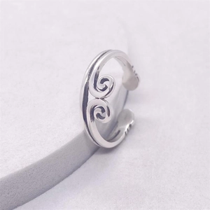 Close-up of adjustable S925 silver ring featuring vintage Chinese auspicious cloud patterns