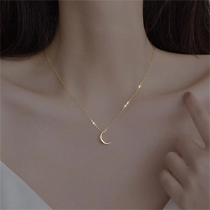 Élégant collier croissant de lune en or 18 carats porté au cou, style minimaliste