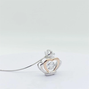 Vue détaillée du pendentif couronne S925 avec cœur et zircone cubique étincelante