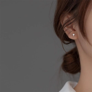 Minimalist S925 sterling silver cross stud earrings worn by model for a stylish look