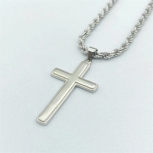 Pendentif croix minimaliste en argent sterling S925 avec une chaîne corde élégante