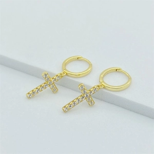 Boucles d'oreilles croix en argent S925 doré avec zircons étincelants sur socle minimal