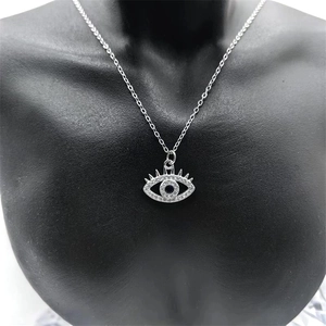 Collana in argento sterling S925 con pendente a occhio blu su un manichino