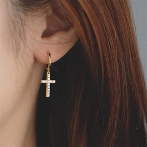 Boucles d'oreilles créoles croix en argent S925 doré avec zircons brillants pour femme