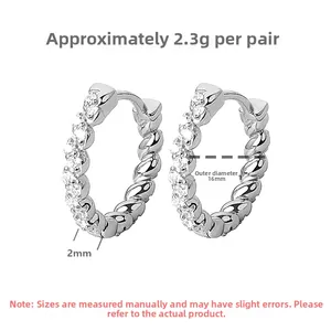Vue détaillée des créoles torsadées en argent S925 de 16mm serties de zircones pavés