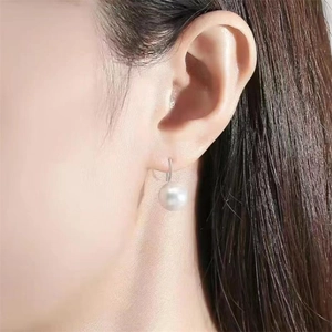 Nahaufnahme der S925 Sterling Silber Ohrhaken mit einer einzelnen weißen Perle als Anhänger