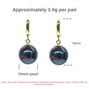 Détail de boucles d'oreilles perles noires irisées de 10mm en finition dorée avec mesures