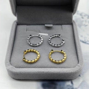 Boucles d'oreilles créoles torsadées en argent S925 serties de zircons or et argent