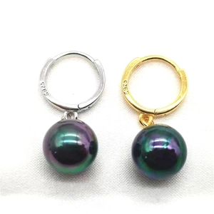 Gros plan sur boucles d'oreilles en argent S925 avec perles noires irisées