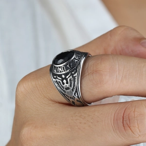 Λεπτομέρεια vintage στρατιωτικό δαχτυλίδι με ανάγλυφο αετό και μαύρη πέτρα