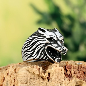 Gros plan de la bague tête de loup sur bois montrant les détails en acier inoxydable robuste
