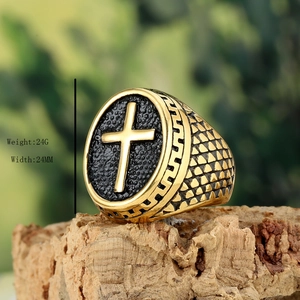 Bague vintage en acier inoxydable pour hommes avec croix dorée et texture noire