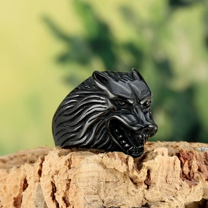 Bague tête de loup en acier inoxydable noir mat pour homme sur fond en bois